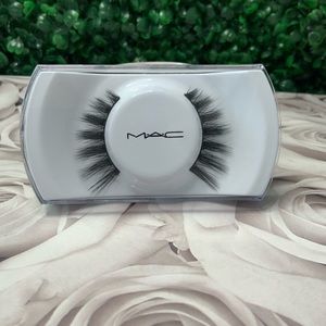 MAC EYELASHES #82
